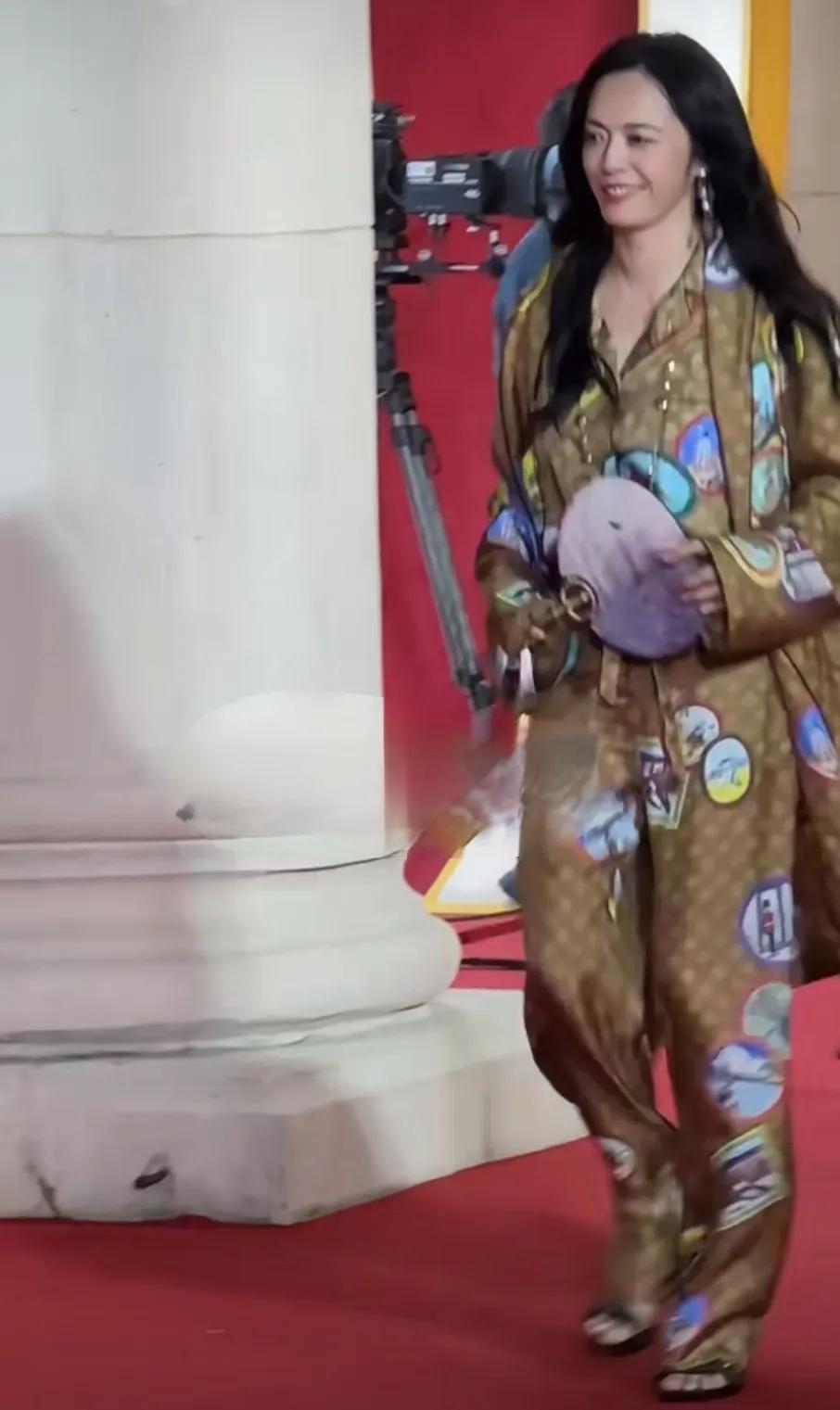 姚晨这身衣服很飒[赞]