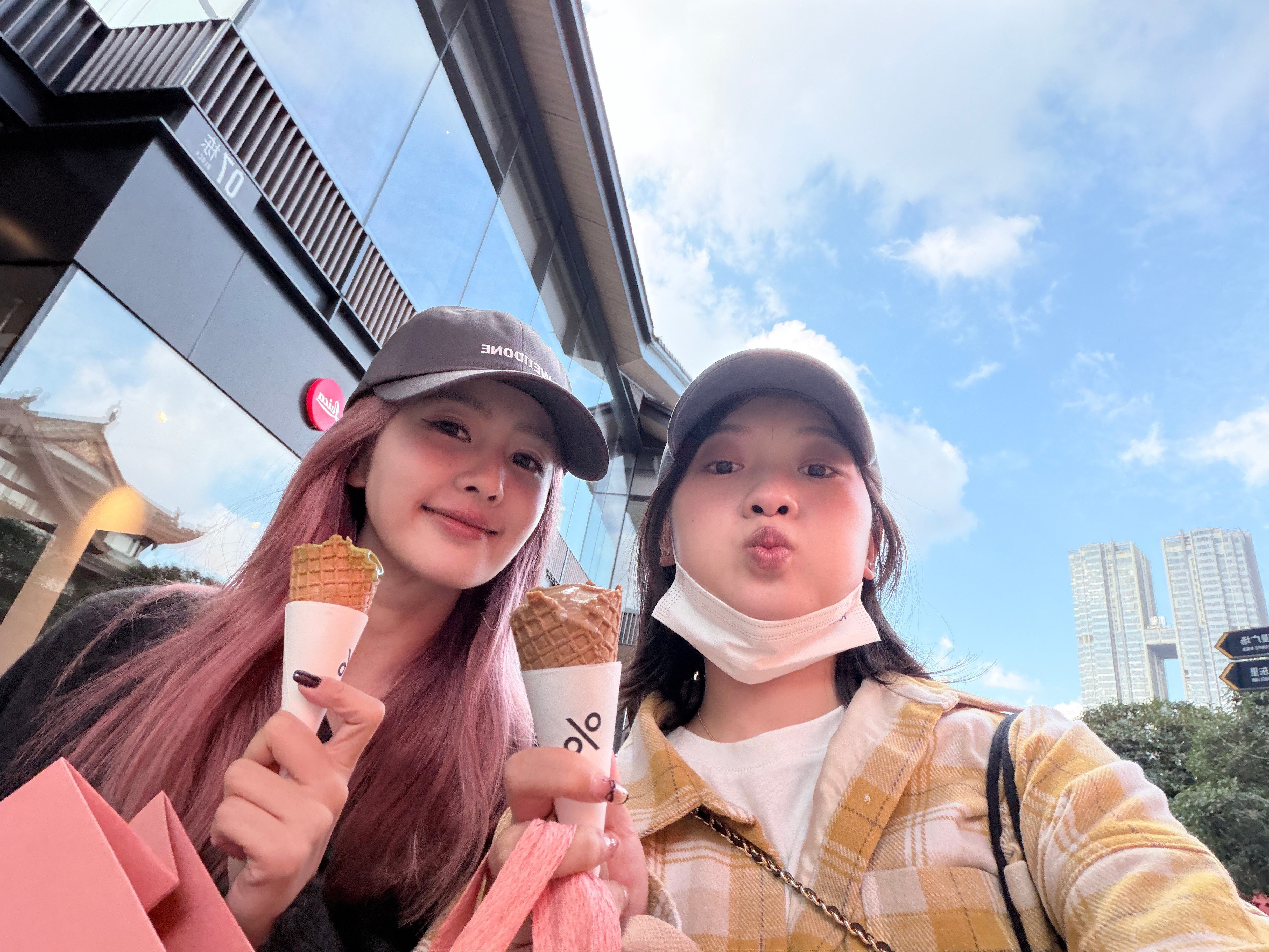 一鹿呵护，两个很好的人，友谊长长久久