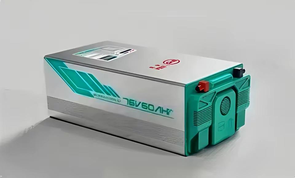 昨晚跟一个跑外卖的兄弟聊天，他说最近换了个电池，跑一天不用换电。我一听愣了——比