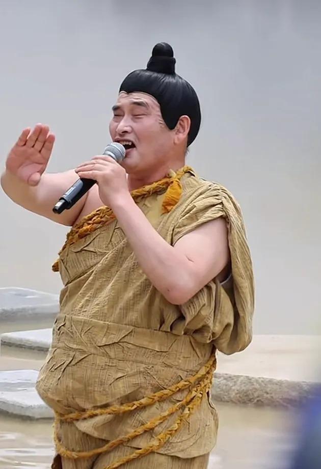 大衣哥朱之文不用唱歌也有钱赚，这10万块钱，景区花得太值了。最近，他现身山东烟台