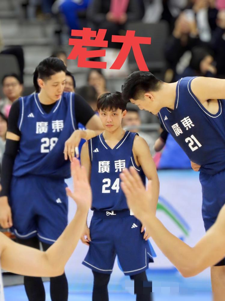 徐杰终于不装了​[墨镜]​发出灵魂拷问​中国男篮客场大比分不敌韩国男