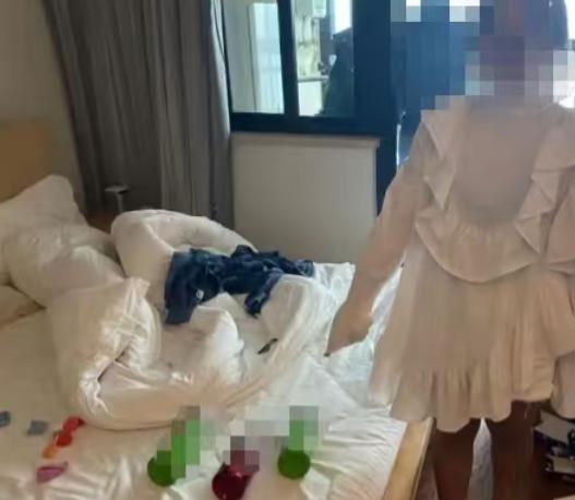 浙江杭州，20多岁女子在屋内折腾整整一夜，状态时而迷糊时而昏睡。第二天早上父亲敲