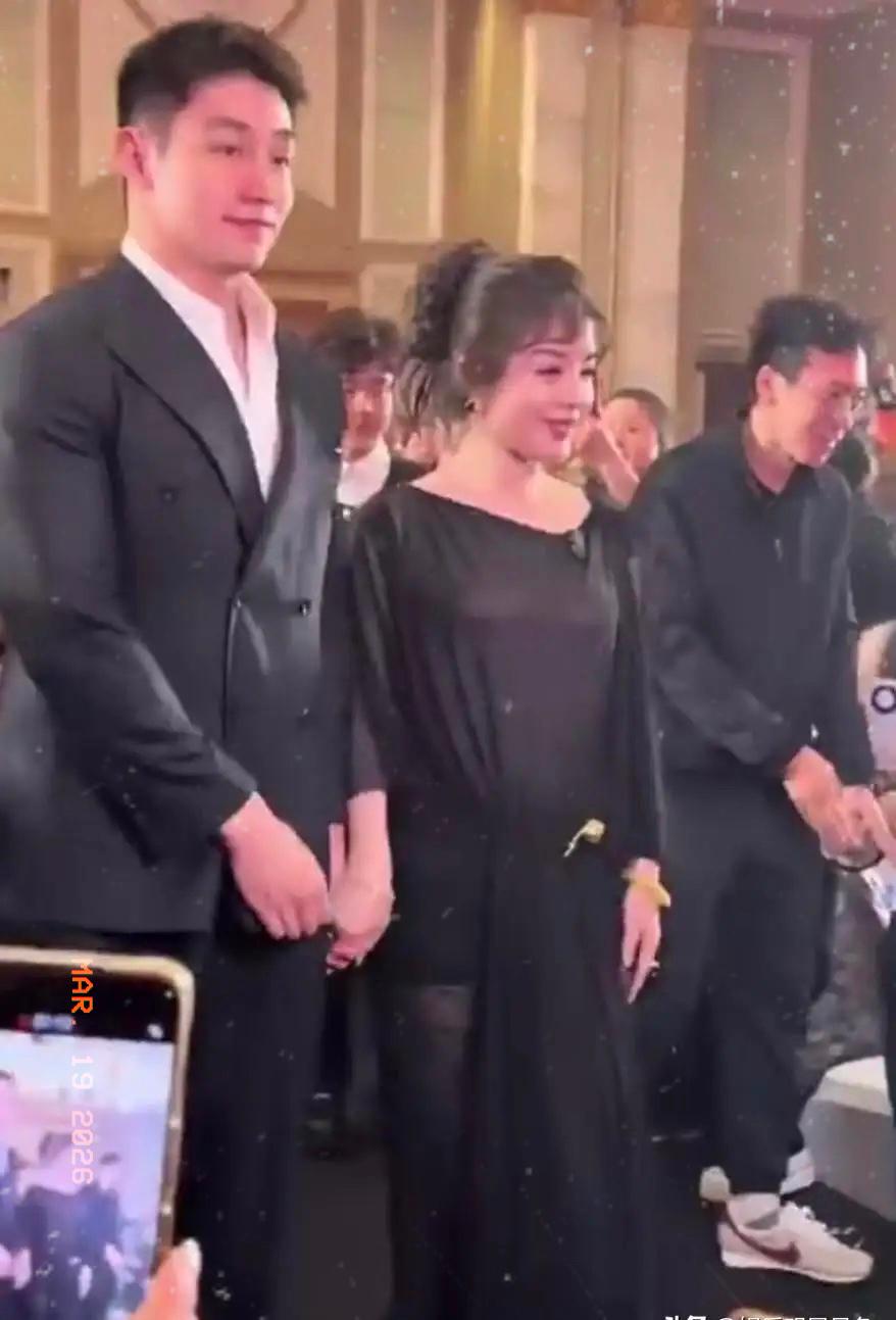 56岁身价数十亿，五婚嫁小30岁鲜肉，5000万彩礼她给，还要赴美生子！医美