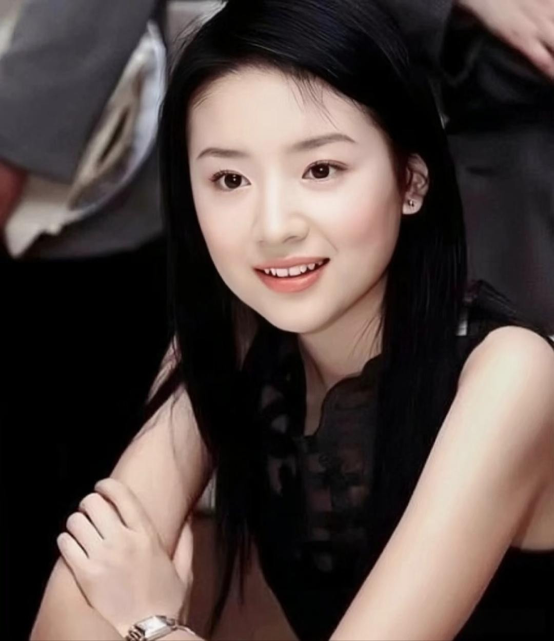 董洁这种长相和骨相其实现实中更好看，因为她上镜脸变宽非常正常。她这个时期应该是稍