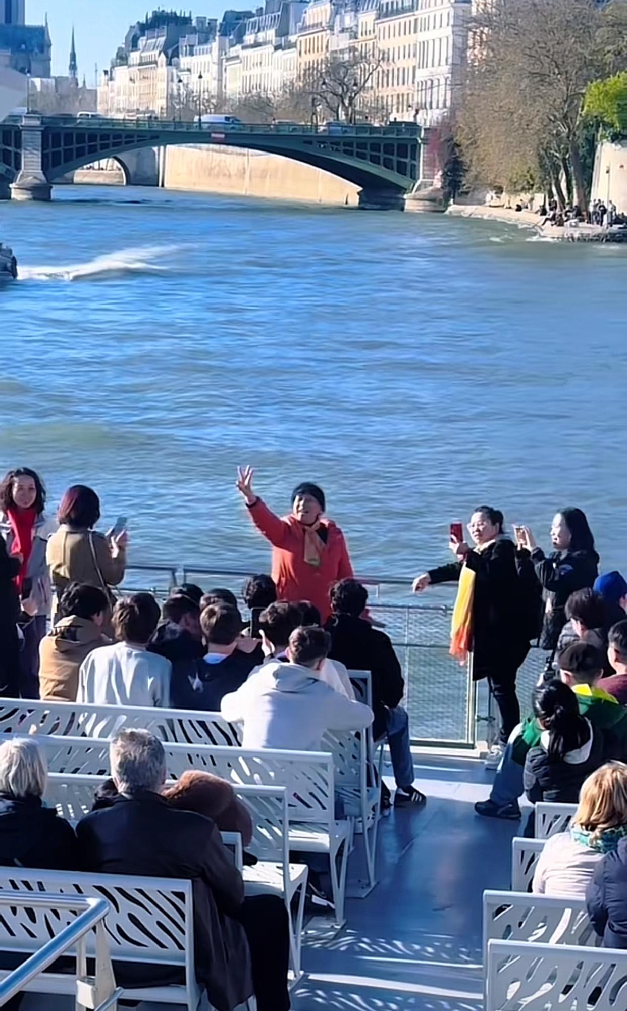 近日，网友分享，他在塞纳河游船上遇到了中国阿姨，这位阿姨在船上带领着一众外国小年