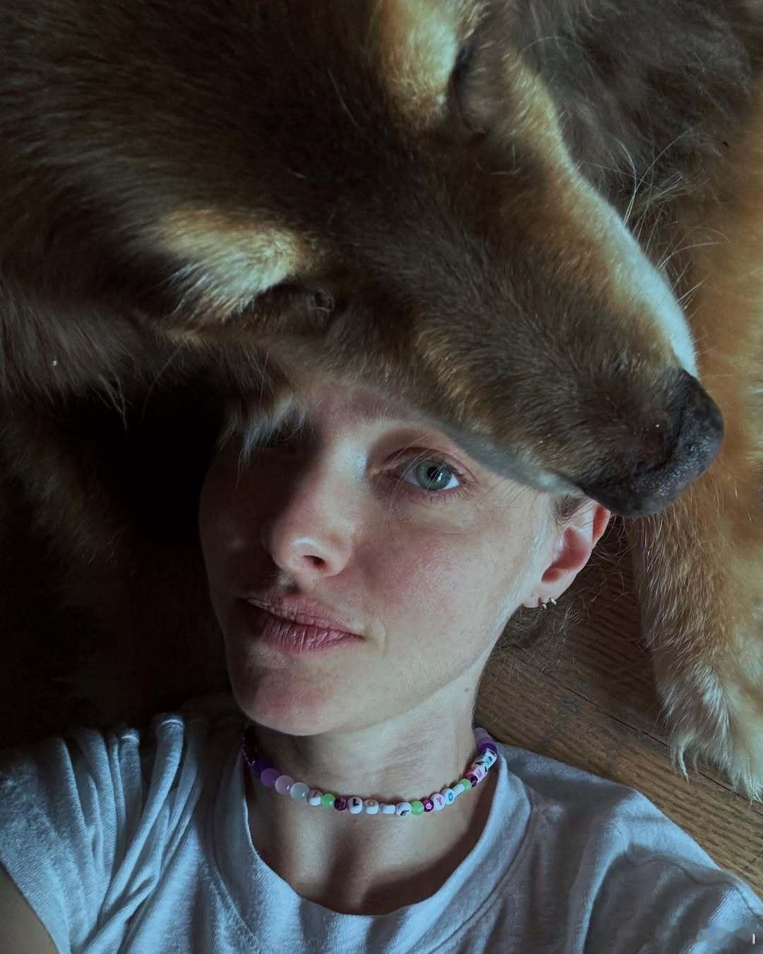 AmandaSeyfried阿曼达塞弗莱德晒和宝贝阿芬的新合影，这份爱喵喵表示