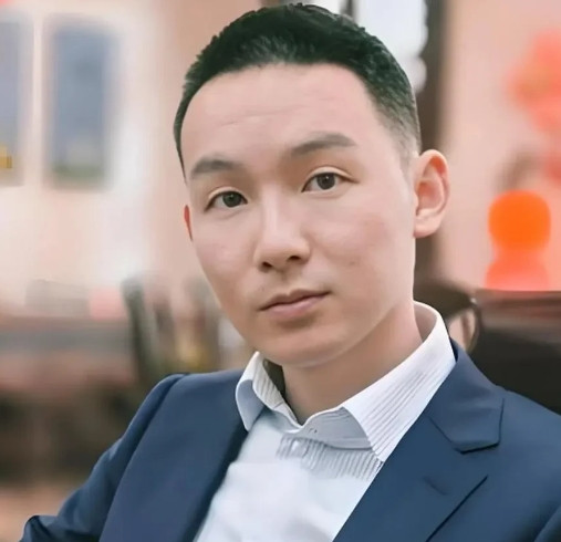 不要小看！谢浩南发的短短的视频。这里透露着很大信息，首先文案写着我要用余生补上那