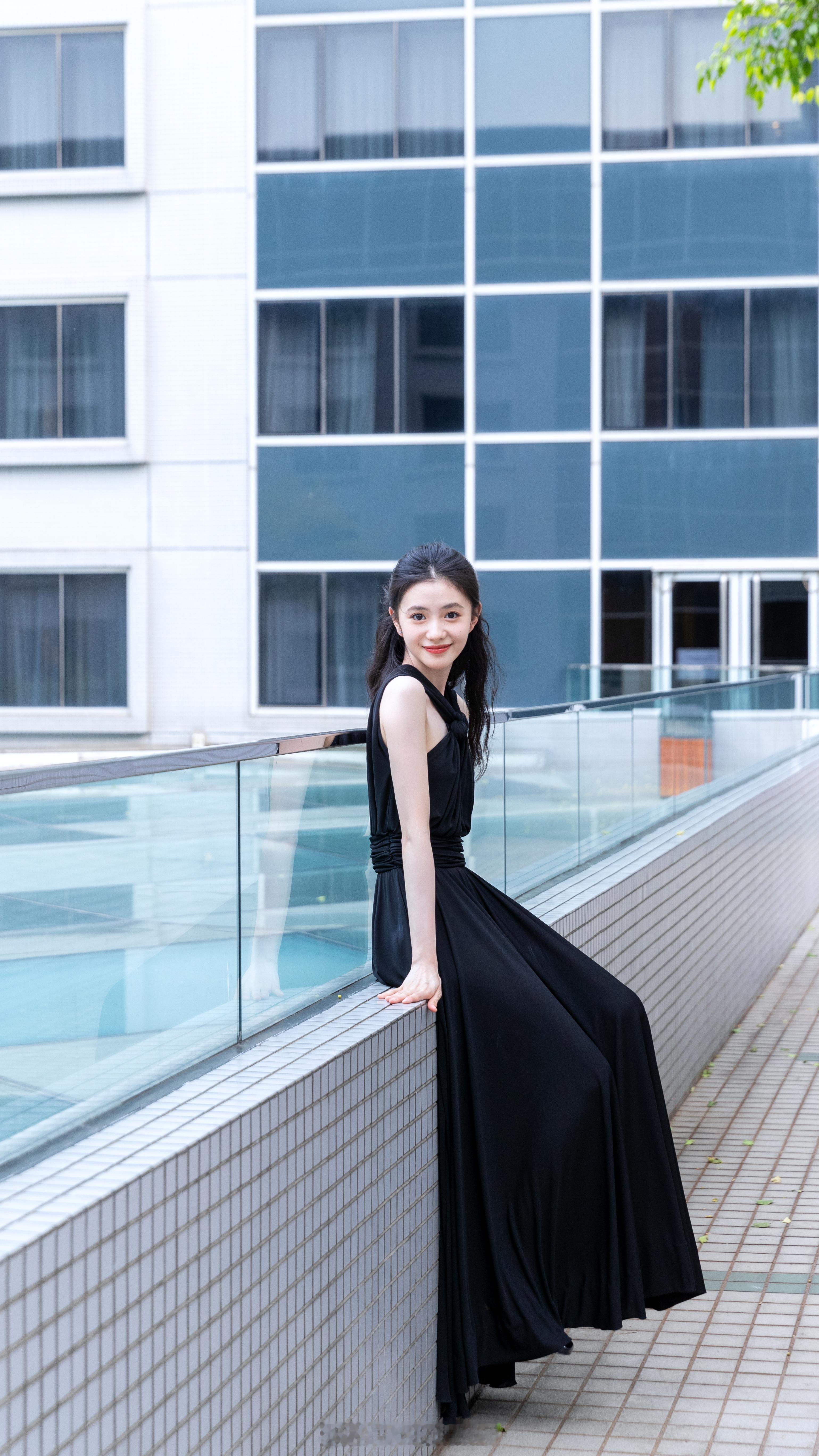 刘浩存甜美写真