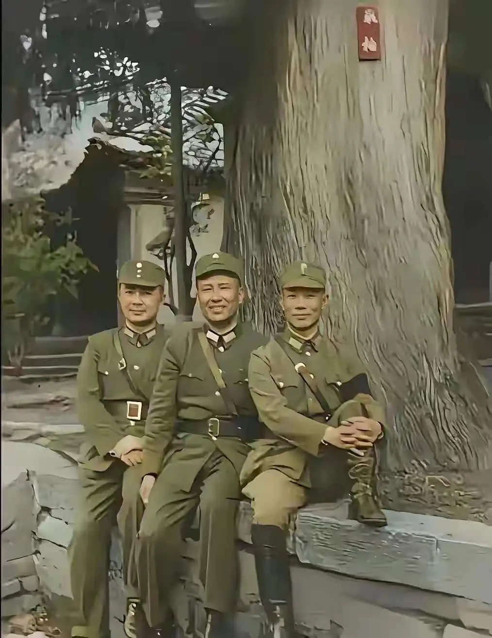 1943年，陈诚、白崇禧和黄琪翔三人同框留下了一张罕见合影，镜头中三人都身着戎装