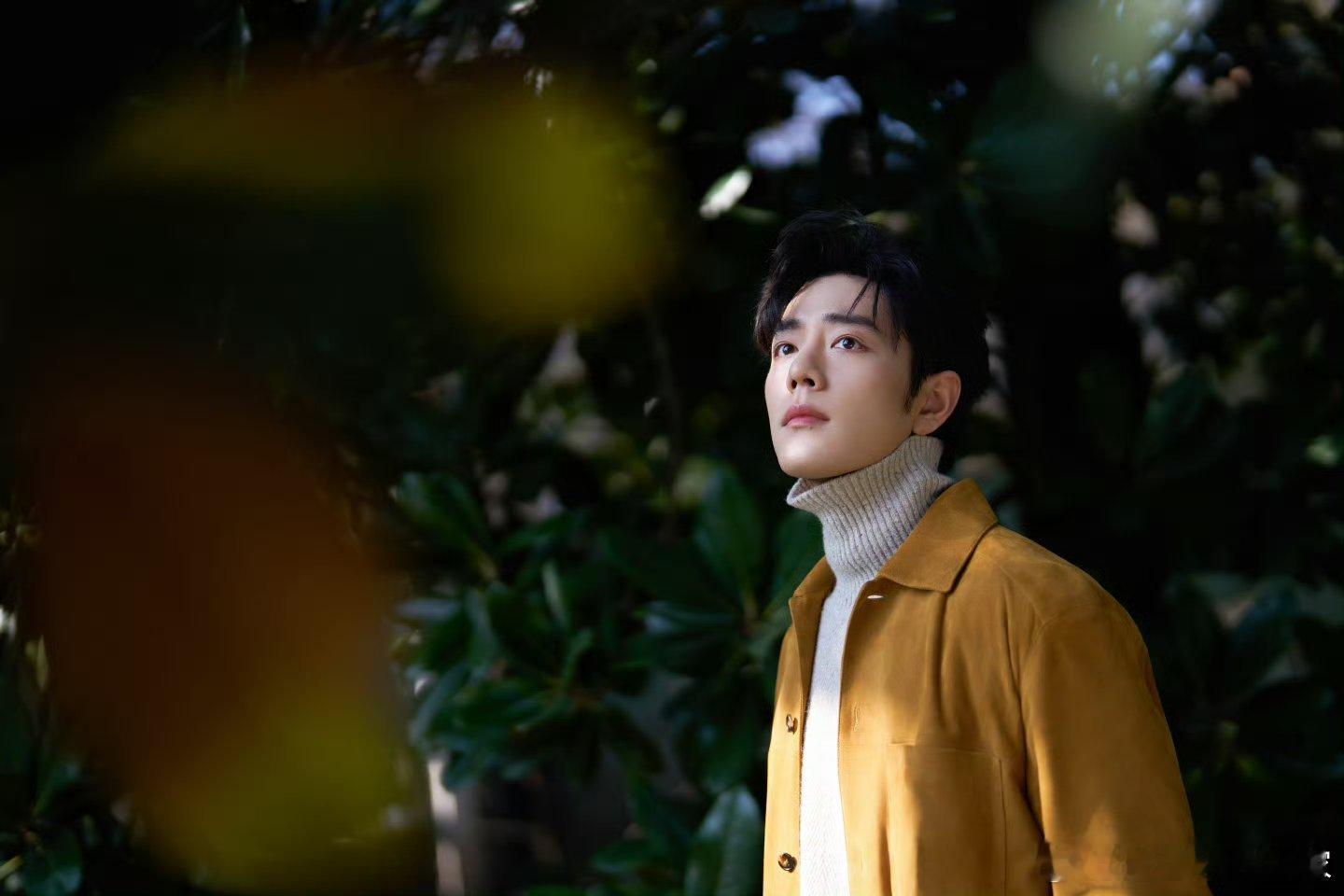 肖战秀场热到一直擦汗上帝吻过的脸，好帅啊！矜贵绅士被热到不停擦汗，优雅又可爱，米