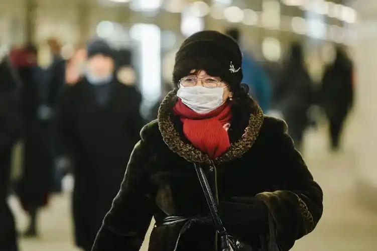 由于舆论长期弱化新冠病毒危害，所以大多数人会以为新冠已经消失了。 六年前刚暴