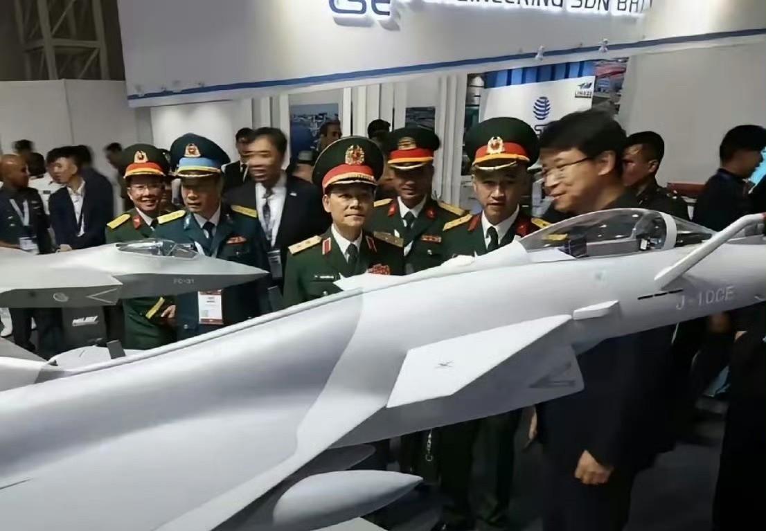 越南人在歼-10CE前的表情，像极了曾经的我们！2025年马来西亚航展刚刚结束