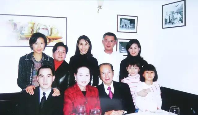 赌王二房一家人合影，那时何超凤还没离婚，何猷龙夫人是短发女郎，何超琼颜值最高。
