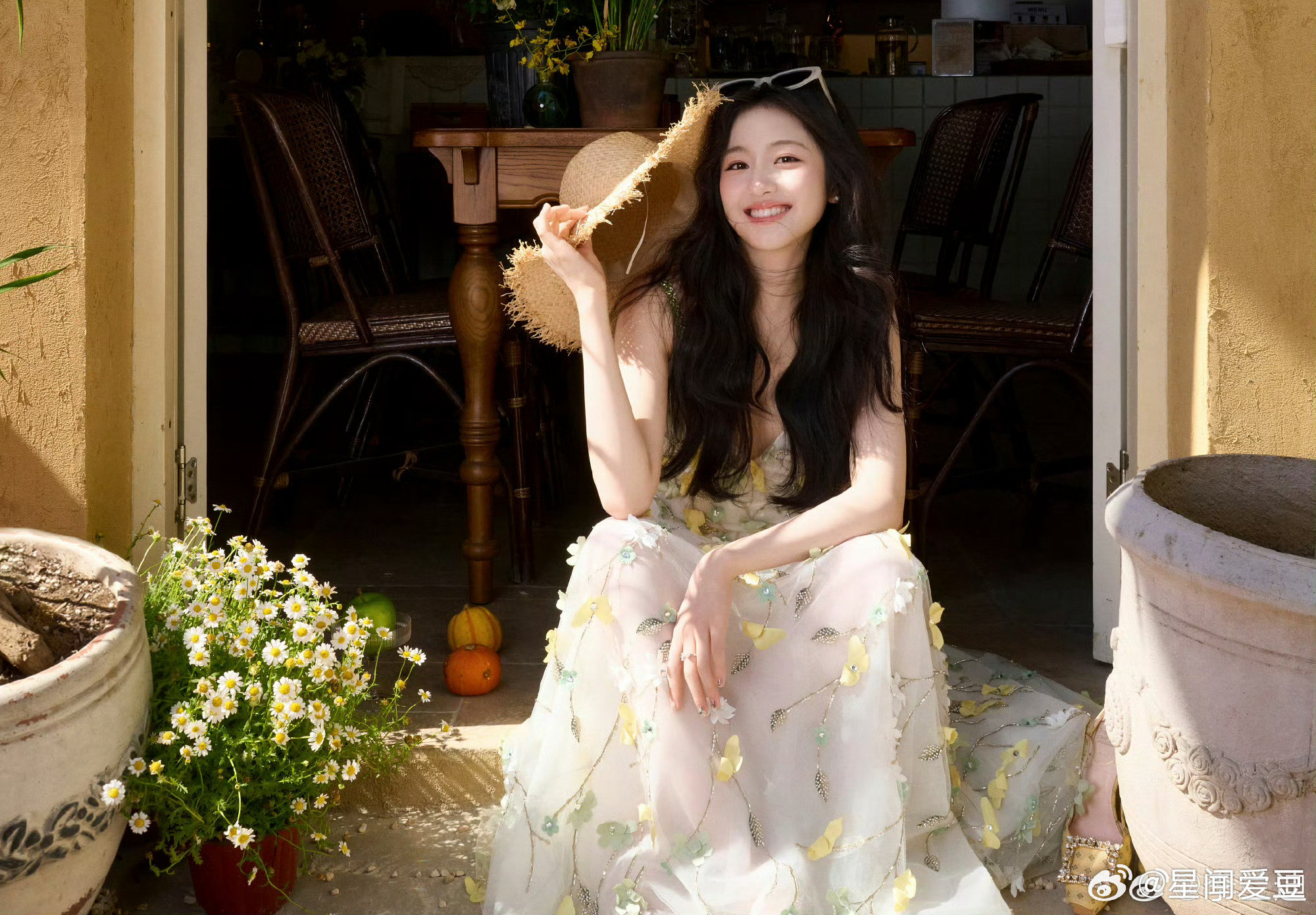 李兰迪花瓣裙李兰迪花瓣裙造型💯，简直就是花田精灵，这张脸真的赢得了所有！张新成