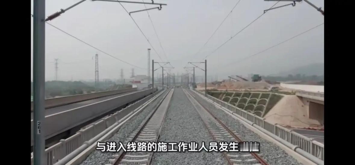 昆明站11死事故！这事儿整得挺闹心，列车正常过站却撞上施工人员整出11死2伤。