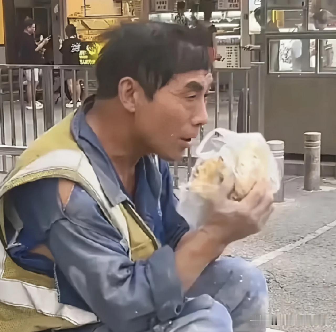 泪目！农民工太不容易了！贵州一男子外出打工7年，每月按时寄七八千元回家，前几天给