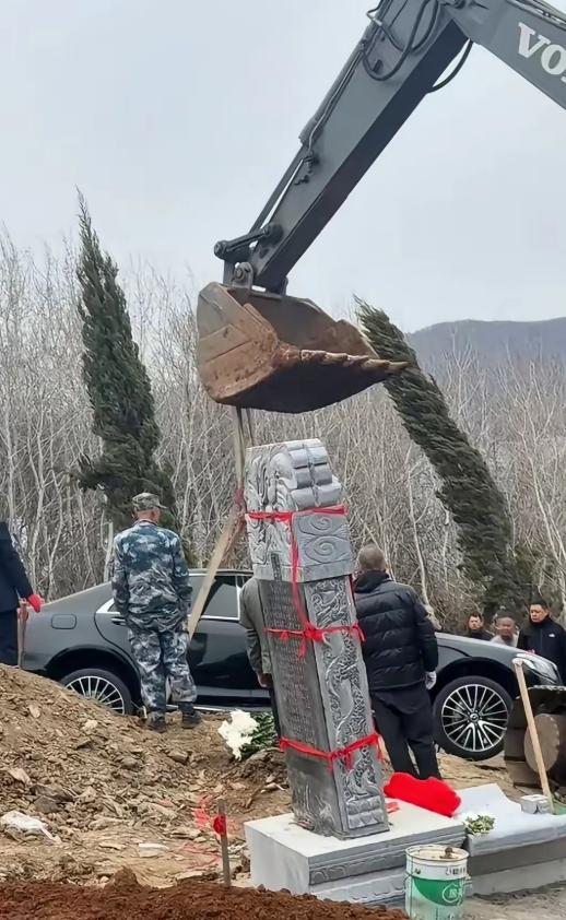 太离谱了！这辈子第一次见，有人把上百万的奔驰S450当棺材下葬！辽宁一位富豪离世