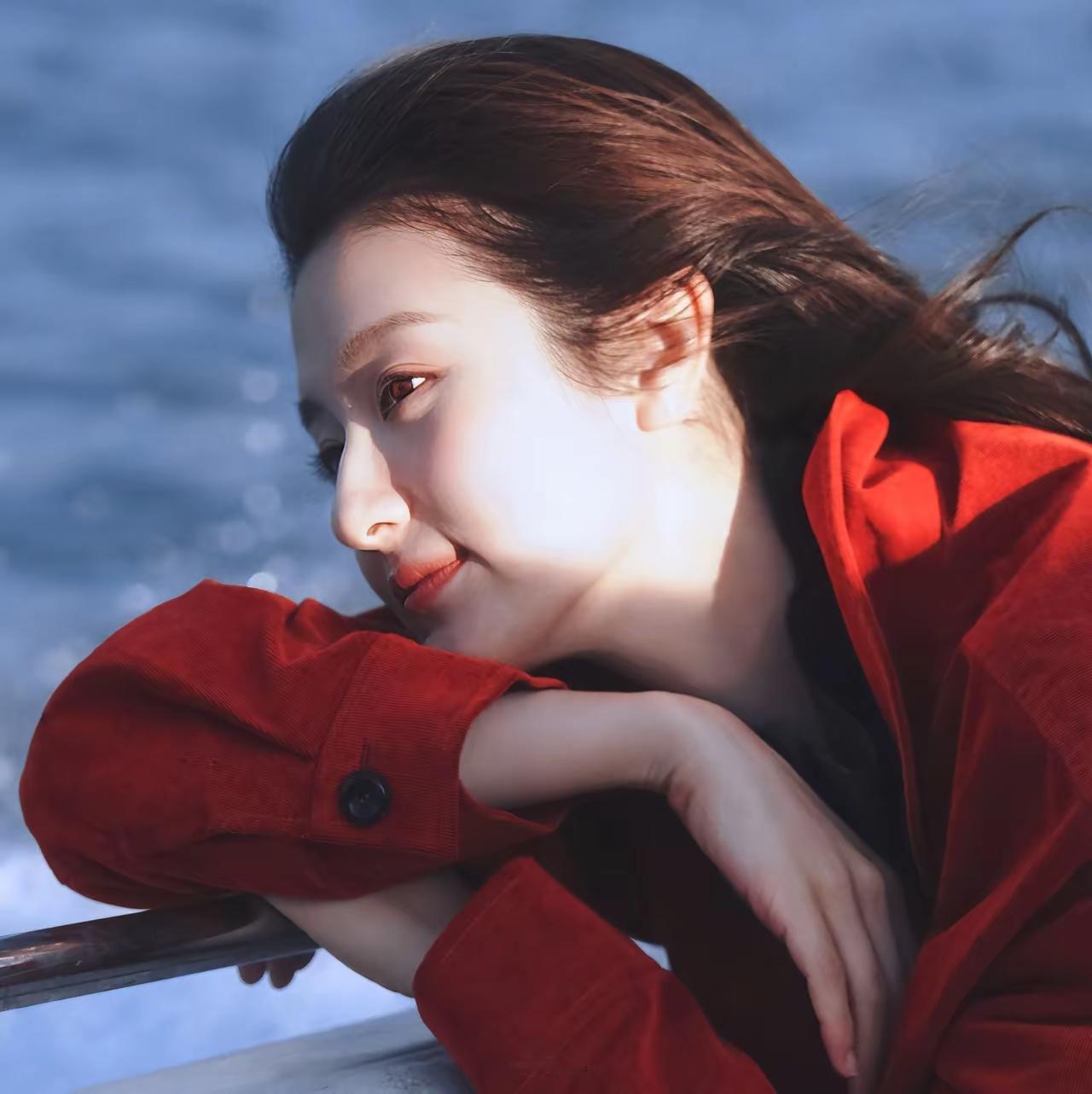 阳光洒下的温柔瞬间，红衣少女倚靠栏杆，静享美好时光。李兰迪，中国内地女演员，童