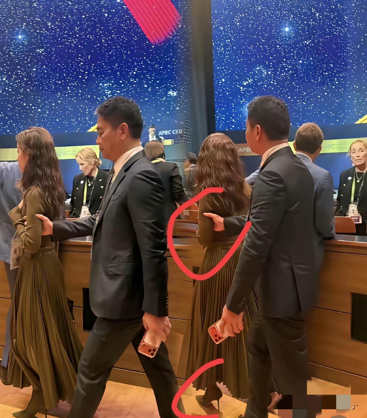 这狗粮我先干了！从入场到落座，刘强东全程把老婆护在身边。大佬的温柔，果然