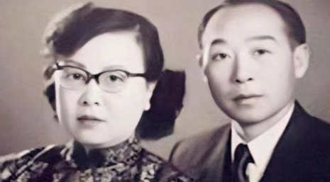 1981年，时任中纪委书记王鹤寿奉命接待一位归国女华侨，但二人见面后，王表现冷漠