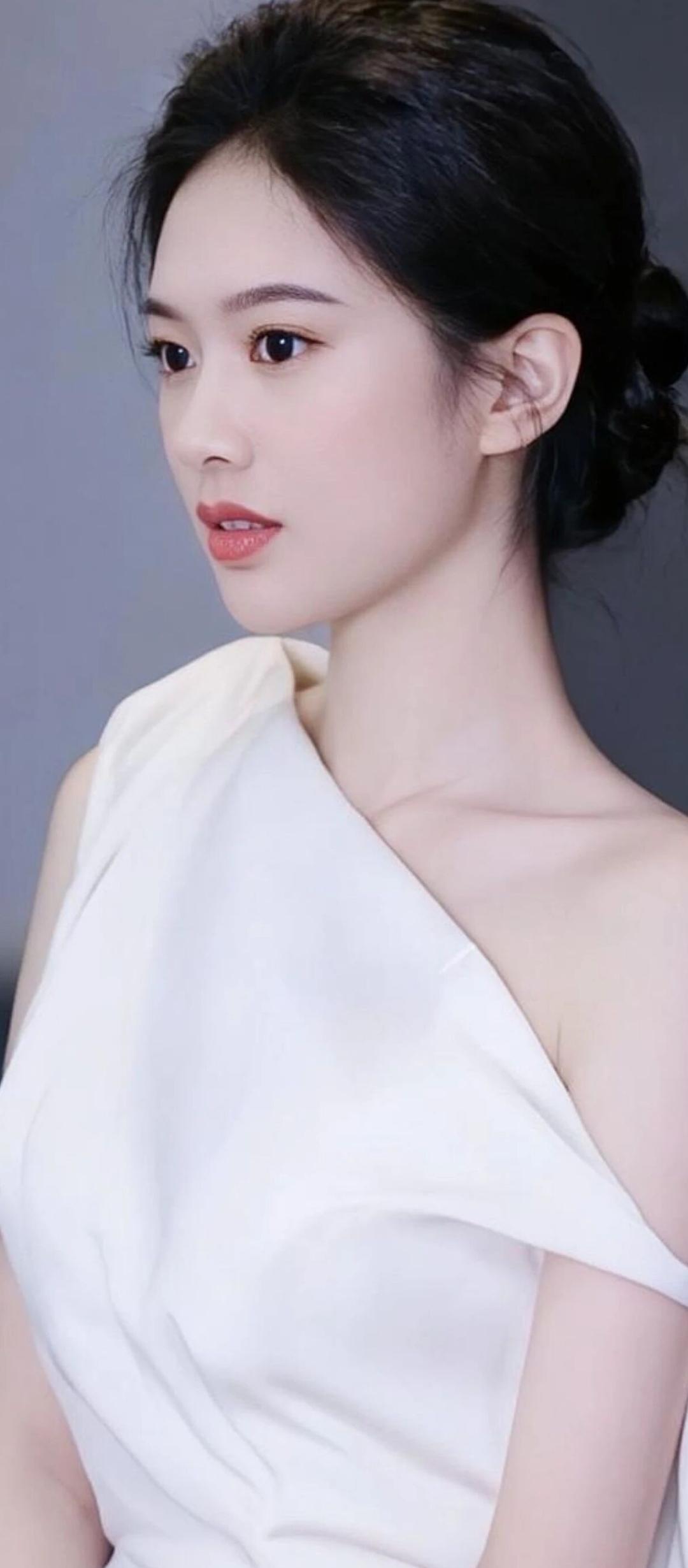 轻纱覆肩，美人如画。