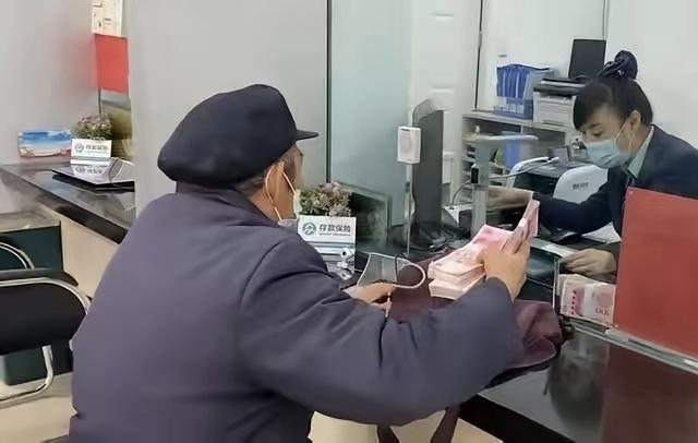 河南，65岁老人带50万去银行存定期，工作人员推荐给他一个产品，说高息存款稳赚不