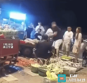 浙江宁波夜市现场令人愤慨！男子当众拿起西瓜连续猛砸摊主头部，事后还嚣张放话：这些