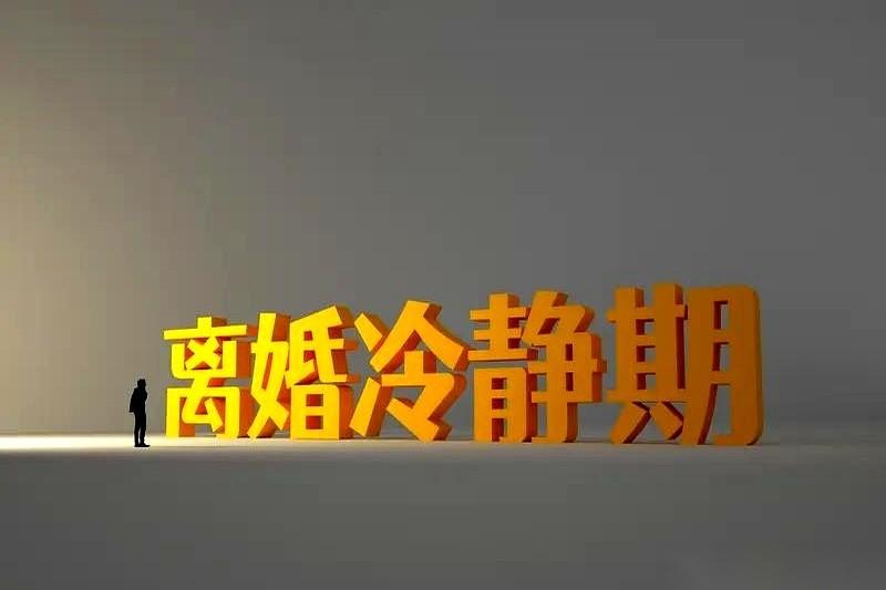 手机在桌上嗡的一声，屏幕亮了。一个半个月没跳动过的头像，弹出来两张照片。第一张