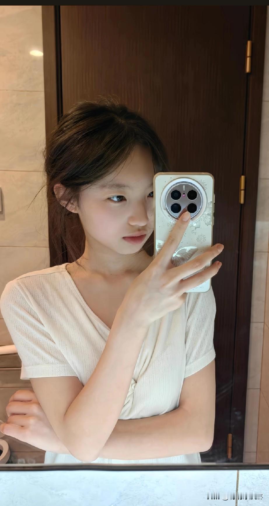 元气少女自拍，清新自然，手机壳真可爱！