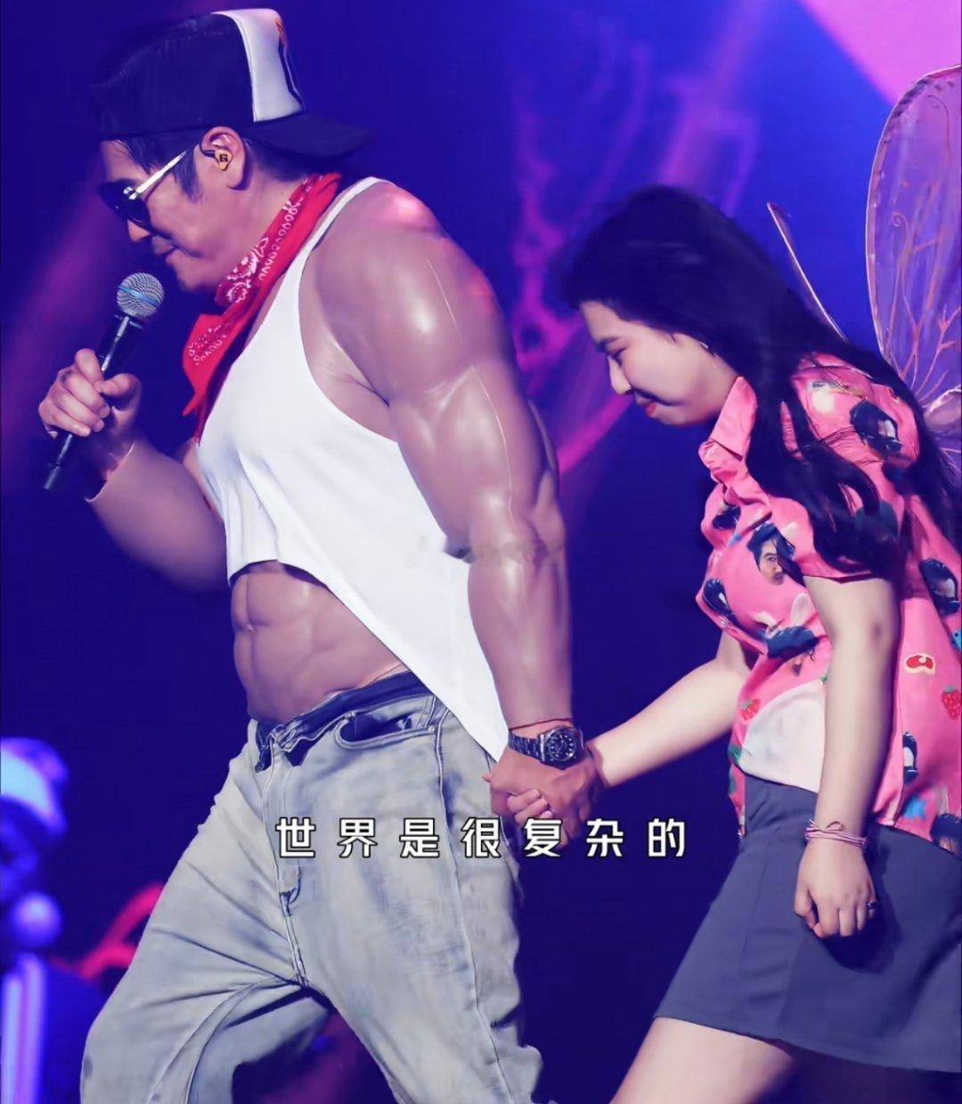 曹格守住了中年男人的最后体面，这个腹肌、一看就是多年锻炼的结果。