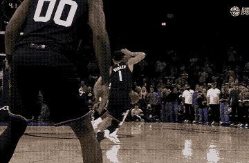 倒数10秒，詹姆斯起跳。布克前倾时右手划过那道弧线——慢镜头里，手腕皮肤