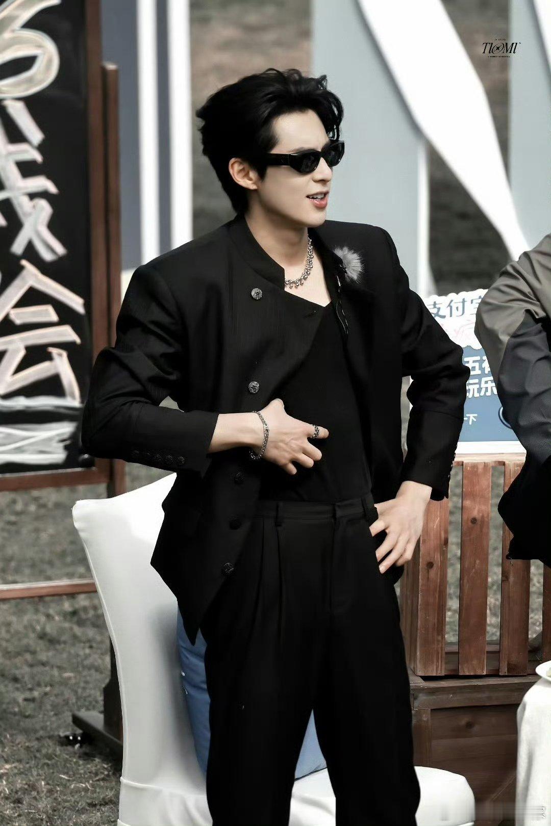 王鹤棣亲爱的客栈抱娃路透亲爱的客栈打破所有固有标签，原来气场强大的霸总，也有这