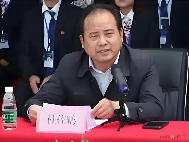 湖北省荆门市的杜佐鹏退休2年多后还是上了热搜！他拥有本科文凭，有着高级经济师职称