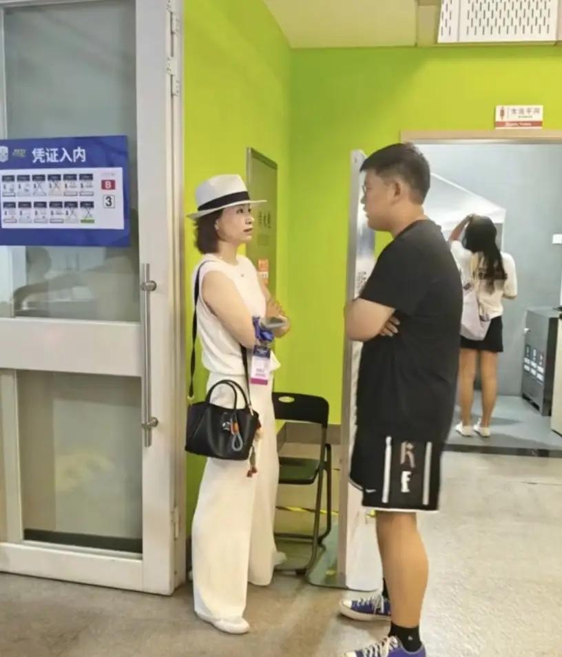 董卿上海看网球被拍，52岁状态太稳了！[比心]好久没公开露面的董