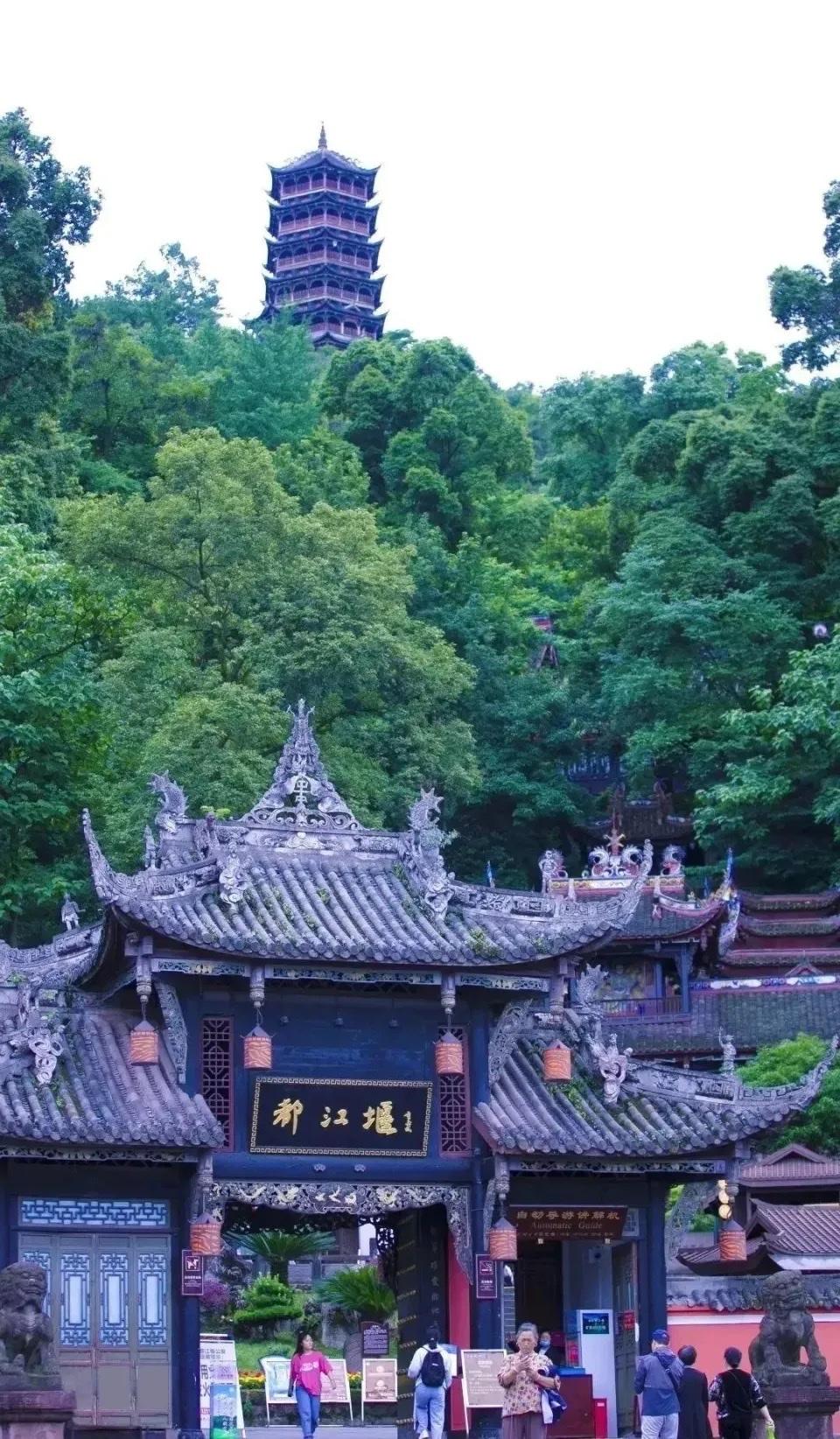 屹立2200余年的生态工程奇迹都江堰是全世界迄今唯一仍在使用的古代“无坝引水”