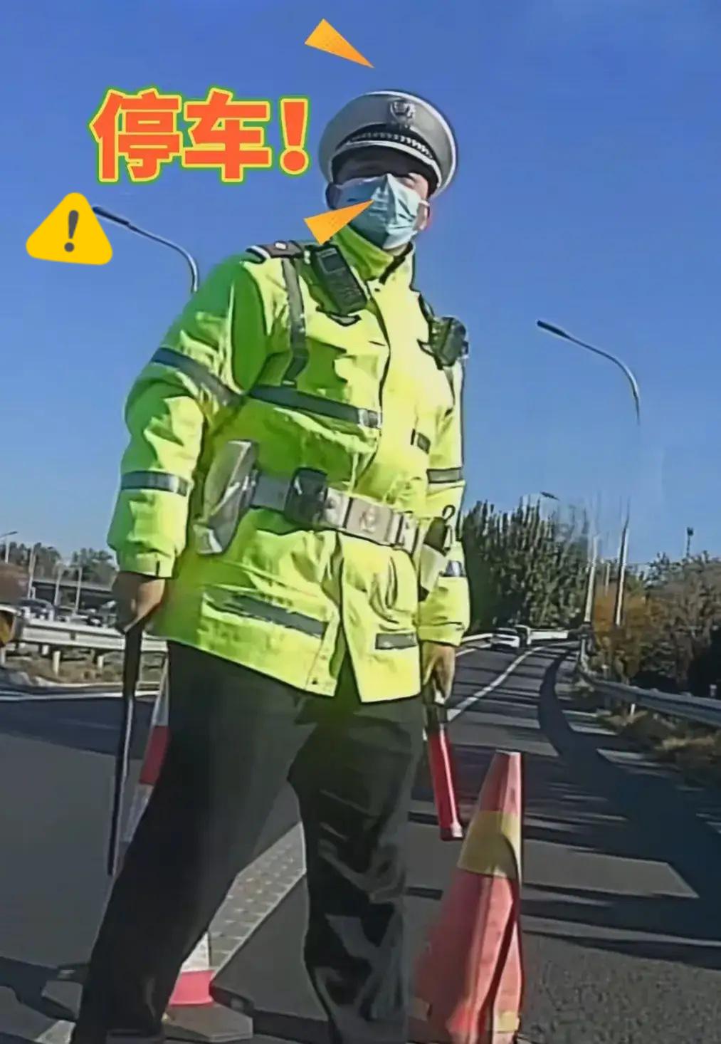 “我妈没了，我不是想超车”！一句话，让硬核执法秒变暖心瞬间。交警拦下违规车辆