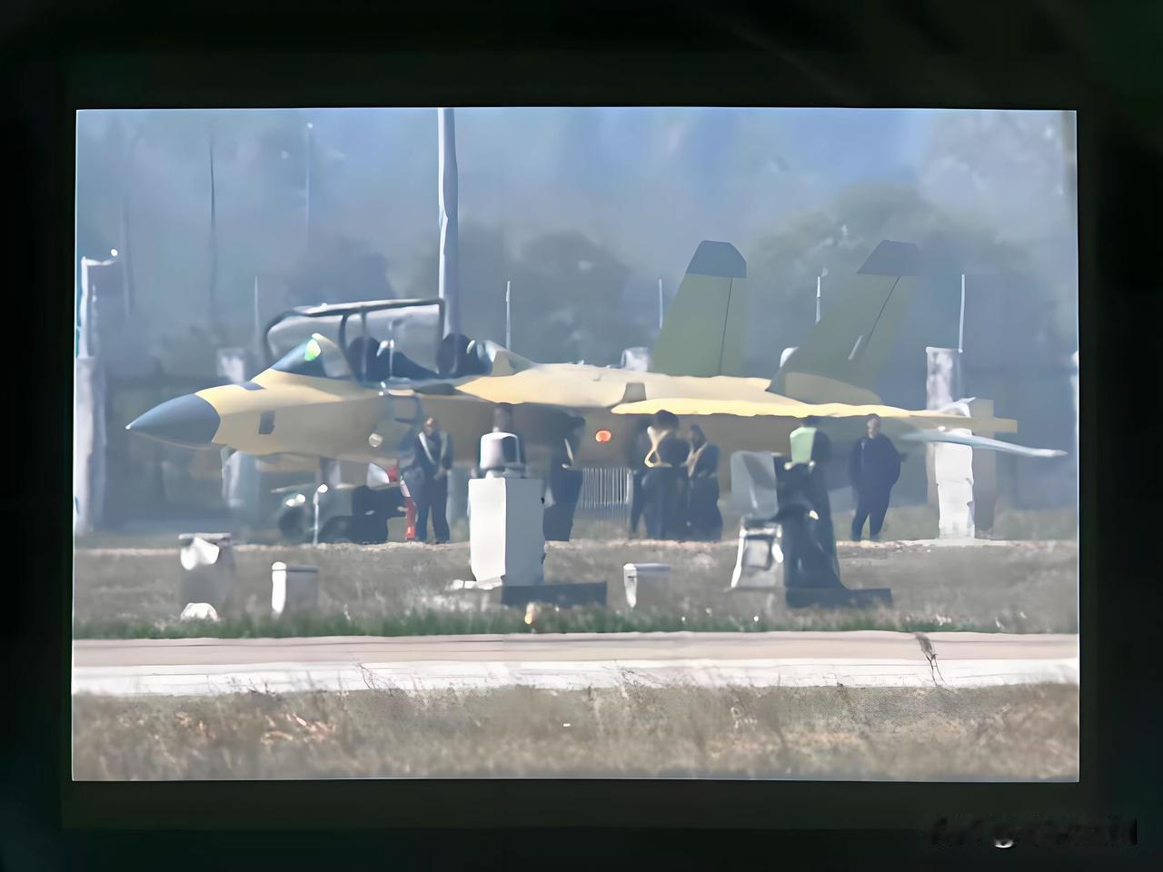 厉害!世界首款五代舰载教练机成功试飞。近日,江西洪都航空一款黄皮机出现在公众视