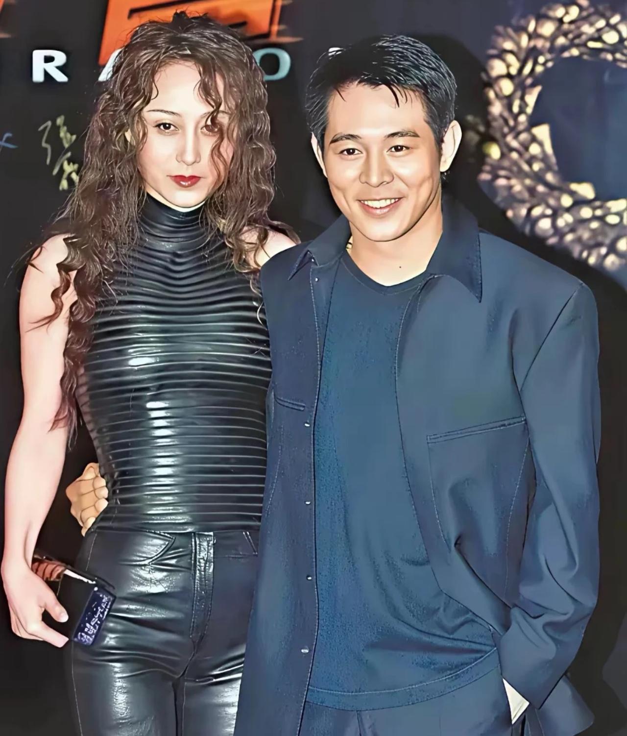 其实像李连杰这种面相貌似忠厚老实的男人越喜欢利智这种款的女人。我觉得多数男人还是