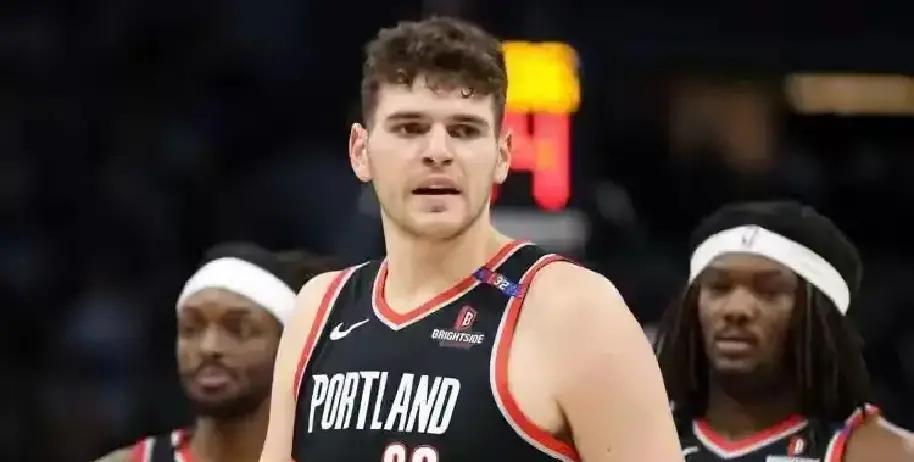 明早勇士打开拓者，主帅一句话把杨瀚森的路堵了大半。克林根、罗威今天跟着全队