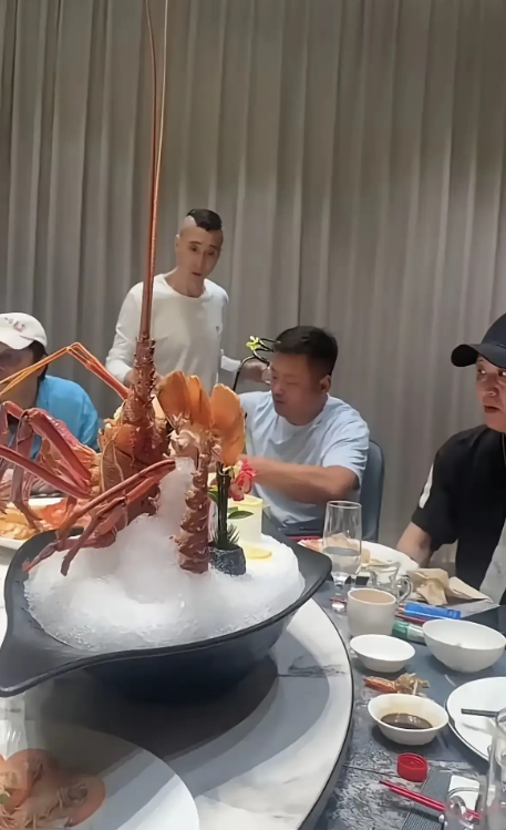 月薪过万，估计才敢这样吃饭吧？