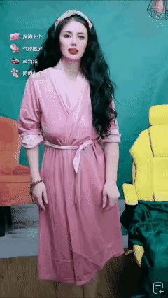 怎么说呢，你说她擦边吧，人家啥都没露，你说她正常直播吧，看着还有点膈应。直播间