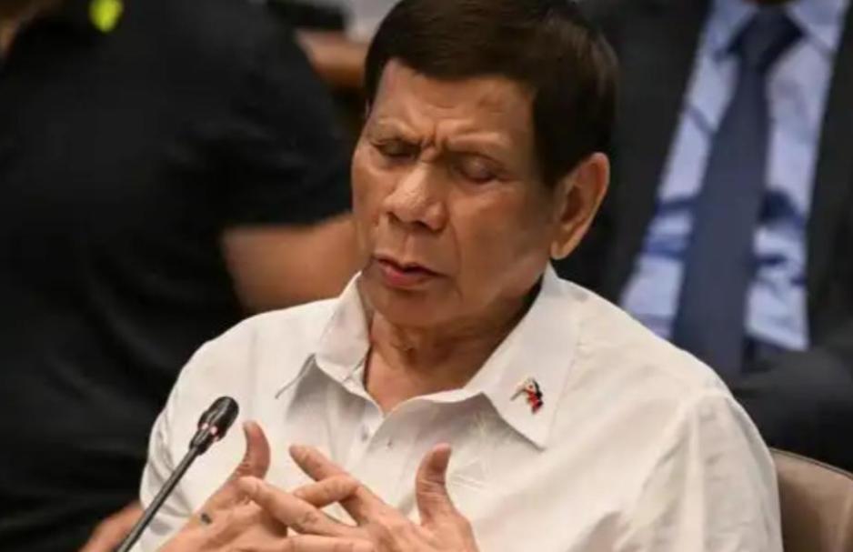 曾经不可一世的“政治强人”杜特尔特，这回恐怕是真的凉透了！80岁高龄还得在荷兰海