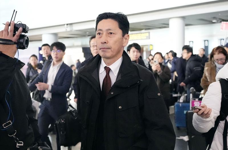 日本，遭遇断崖式下跌！17日消息，日本外务省官员金井正彰访华，而此时中方针对日本