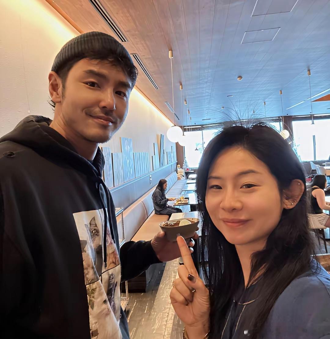 阮经天现身日本滑雪，他的身材练壮了好多，胡须拉碴，看起来沧桑憔悴了不少，颜值下滑