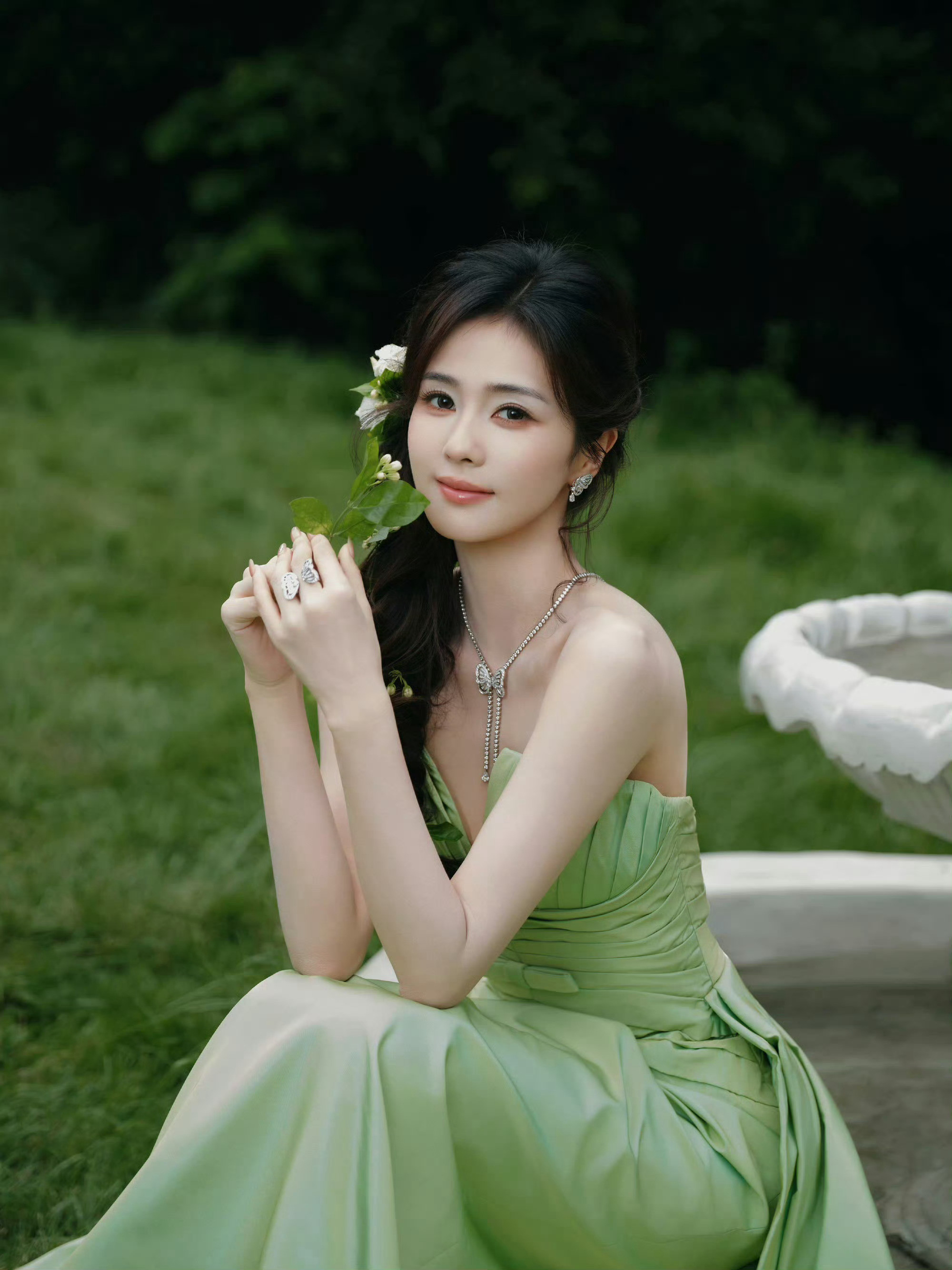 白鹿今日新剧《莫离》宣传第二套造型，身穿TonyWard26秋冬系列礼服，