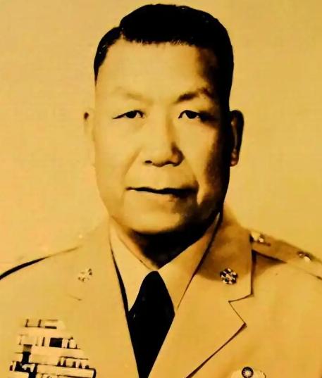 1949年，蒋介石下死令：撤离青岛必须炸毁全城！刘安祺表面连连点头，转头却冲心腹