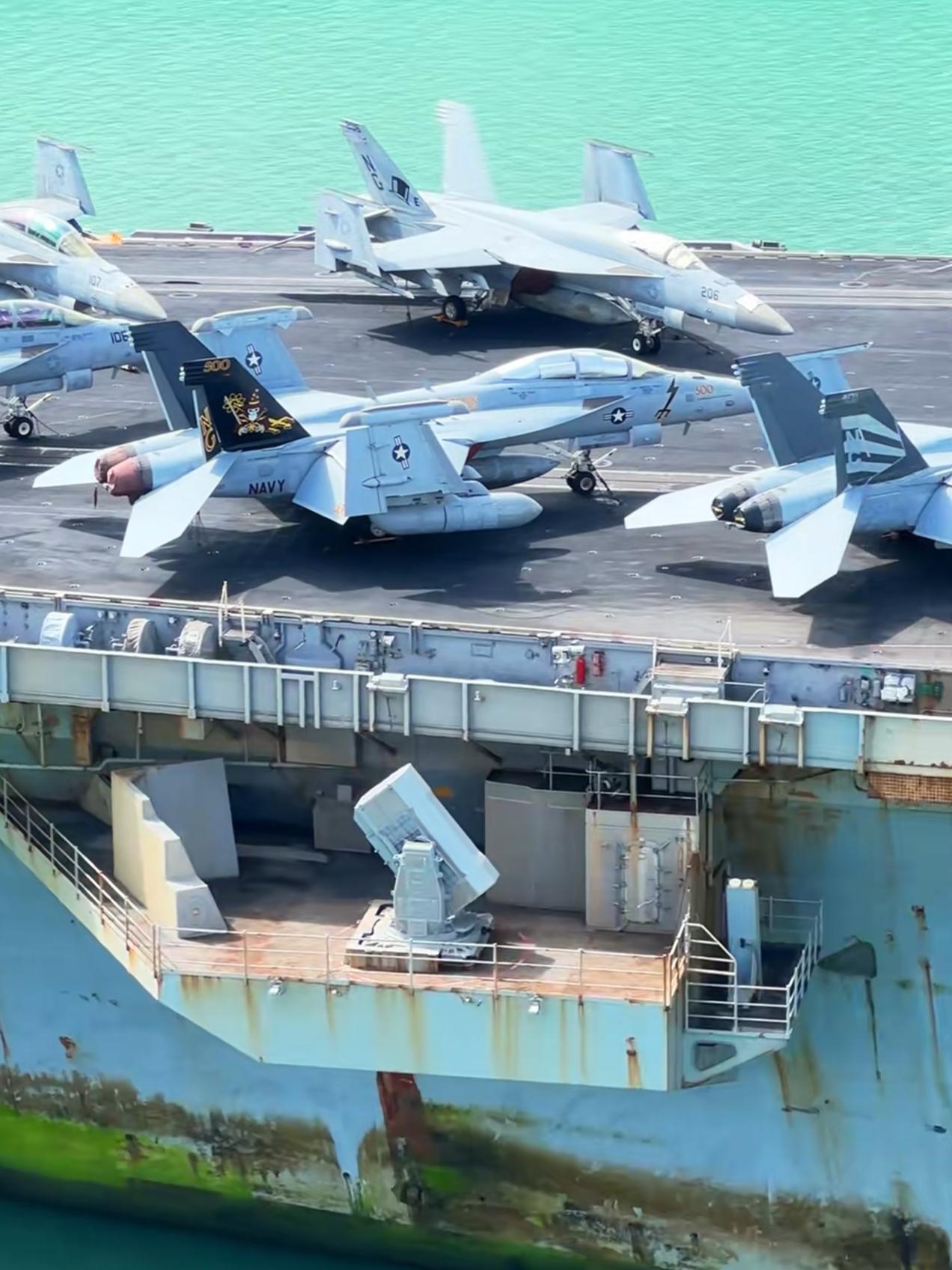 帝国的铁锈。美军林肯号航空母舰停靠泰国。