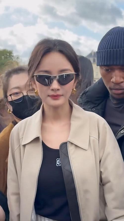 杨幂近日在泰国曼谷机场被网友偶遇，刚结束米兰时装周行程，便低调现身投入新片拍摄。