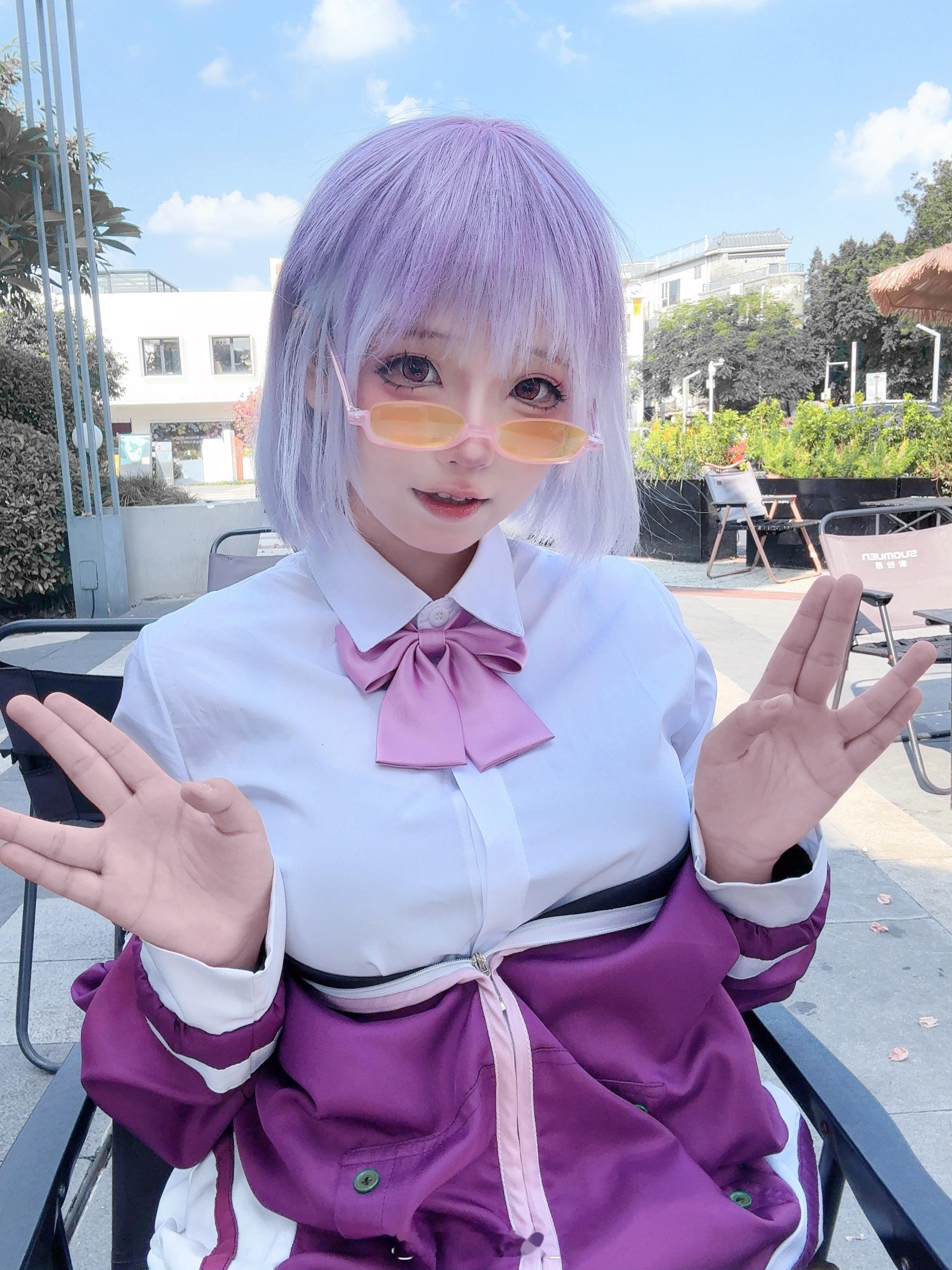 🫠好热。感觉我的袜子要掉色在我腿上了​​​