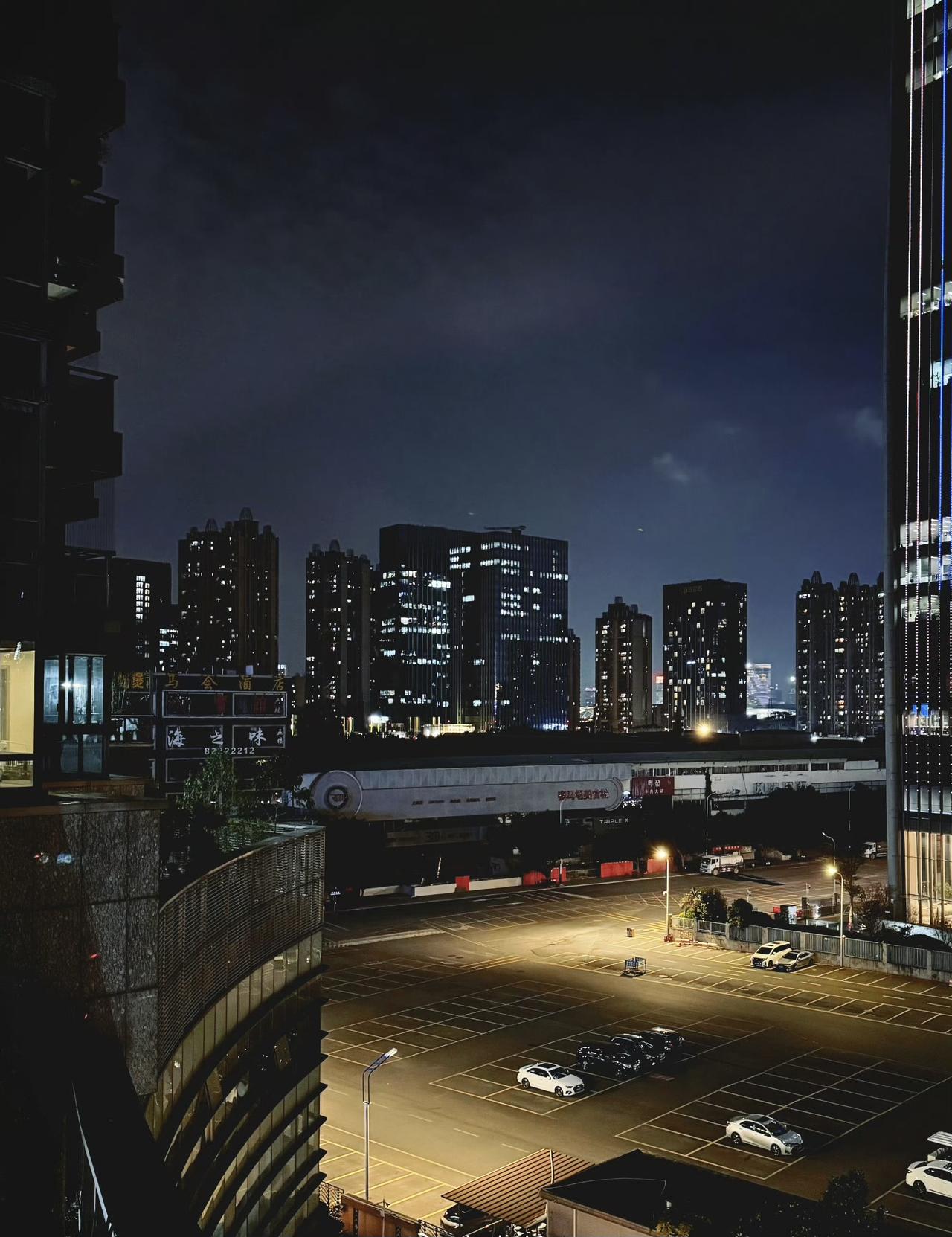 广州前两天拍出236亿的地儿。曾经的跑马场。算了一下，这块地的价格相当于这块地地